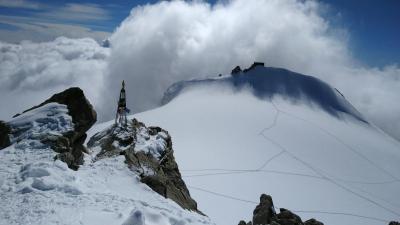 P1020650 Zumsteinspitze Gipfel mit Blick zur Cabana Margerita